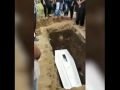 Покойник помахал рукой на прощанье (видео)