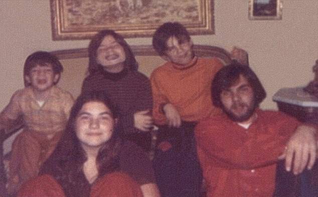 Рональд Дефео с братьями и сёстрами
