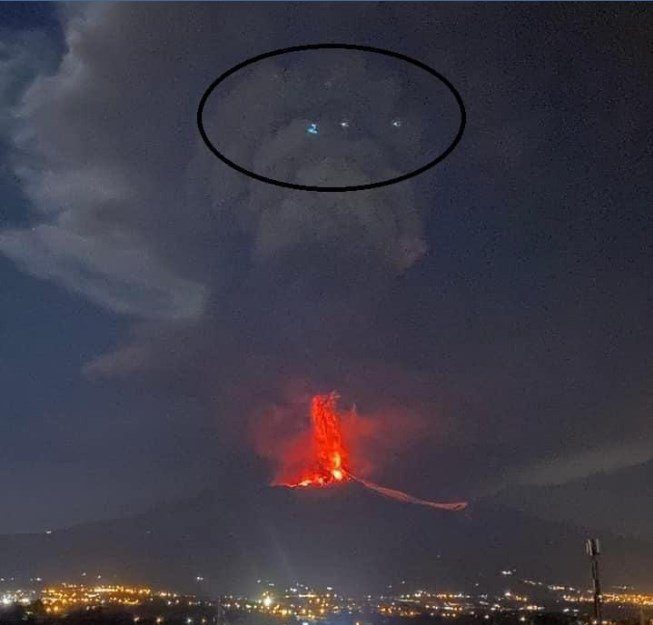 НЛО на фоне извержения Этны