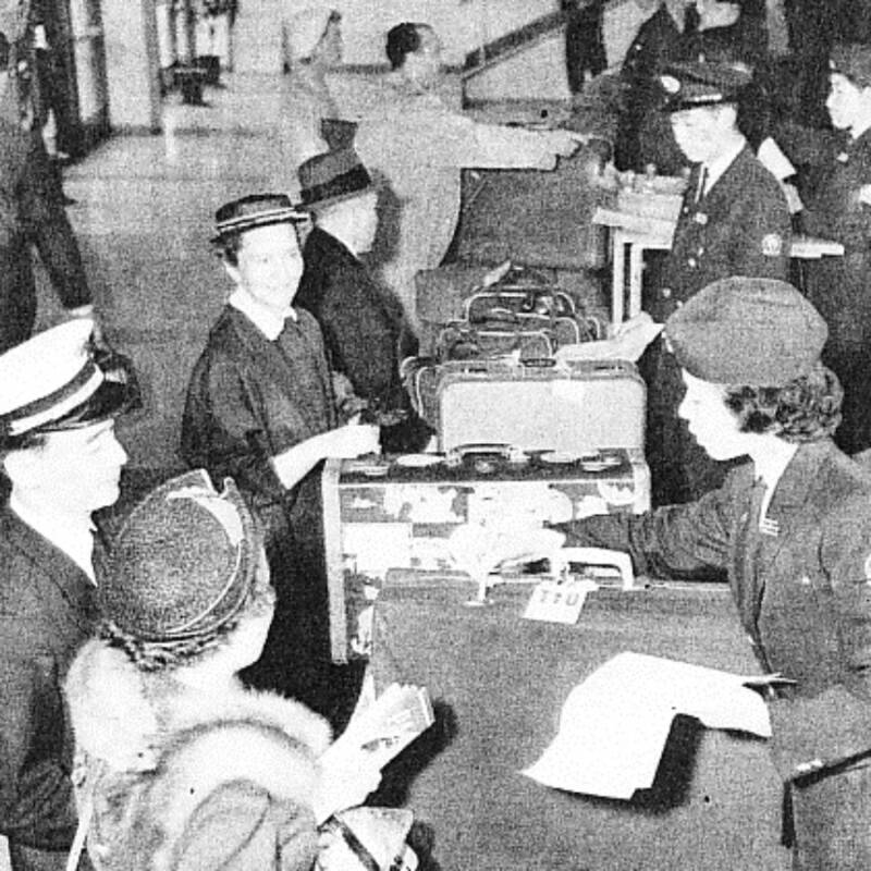 Таможенная служба в аэропорту Ханэда в 1950-е годы.