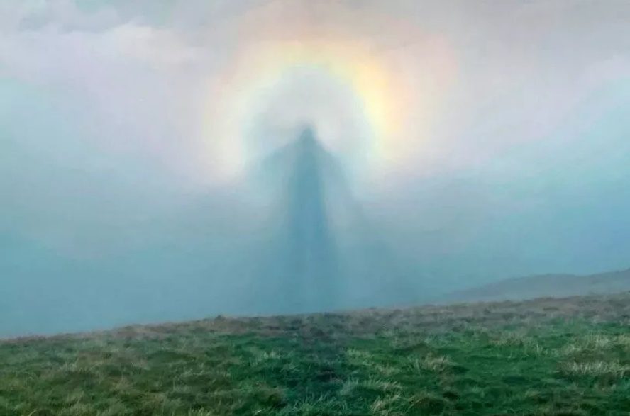 Захватывающий образ британского «гиганта» на вершине горы на самом деле является явлением, называемым Брокенским призраком