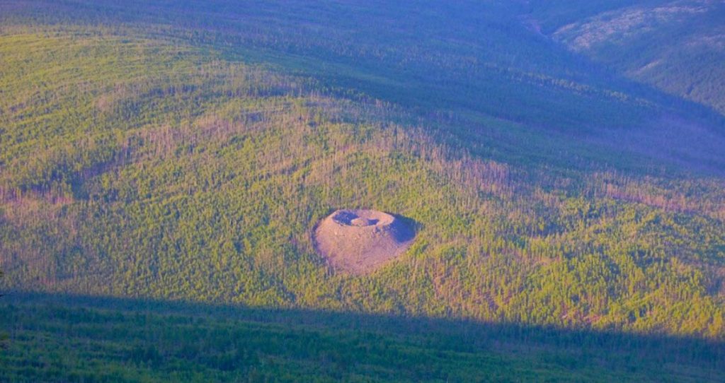 Патомский кратер (Конус Колпакова) с высоты птичьего полёта