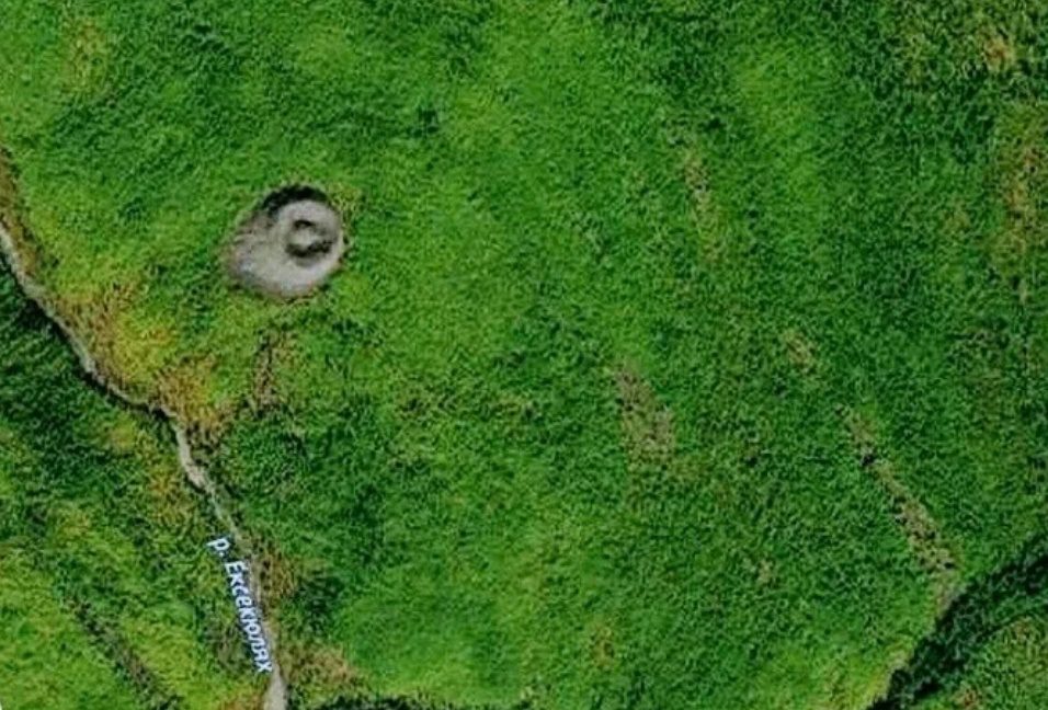 Где находится Патомский кратер. Патомское нагорье в 180 км от Ленска и в 200 км от Бодайбо, Бодайбинский район, Иркутской области. Координаты: 59.284837, 116.589160