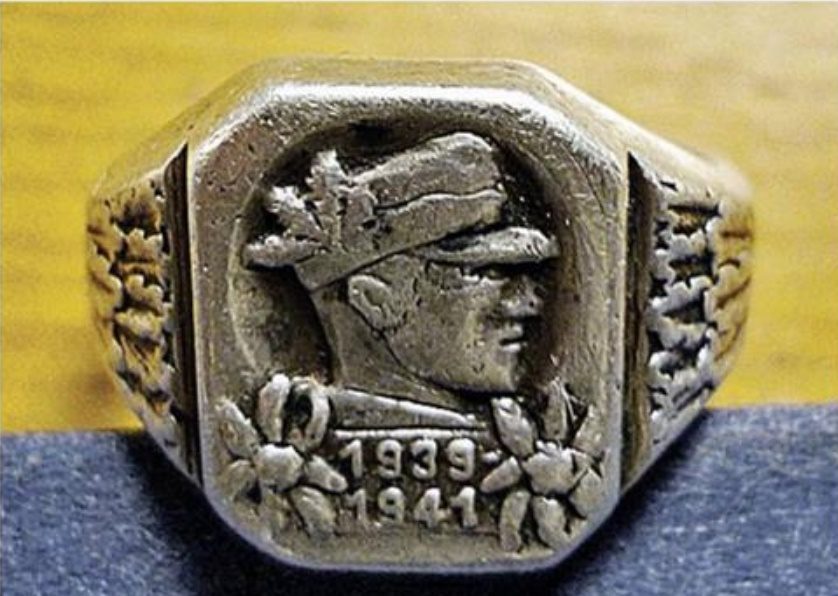 Рядом с портфелем найдено кольцо, возможно, принадлежавшее солдату.