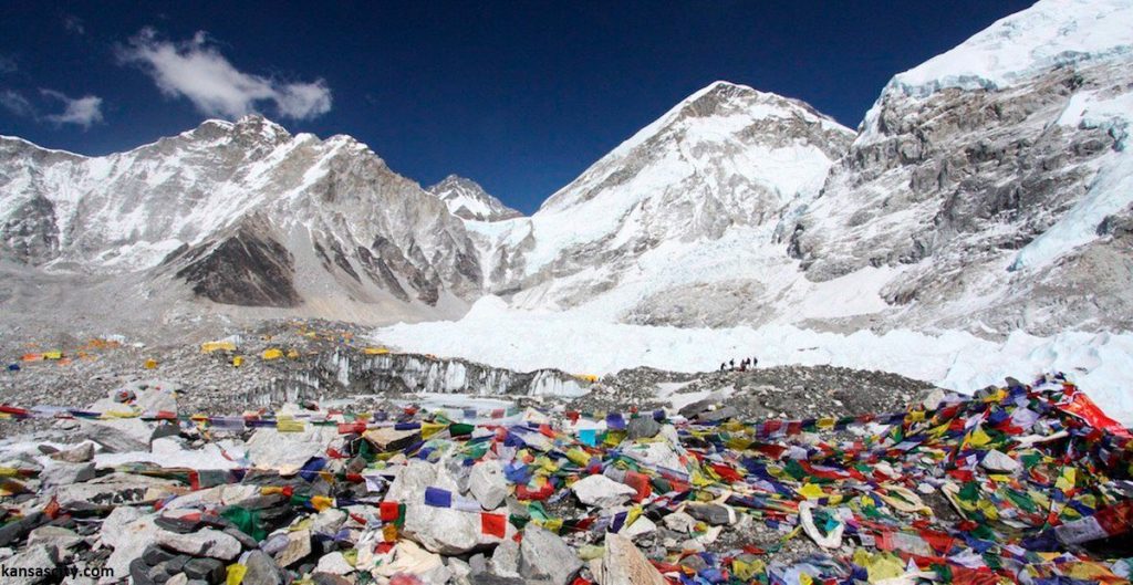 Стихийное кладбище альпинистов "Радужная долина" на Эвересте